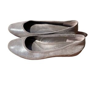 TAHARI SHOES SIZE 8M FLATS METALLIC PEWTER